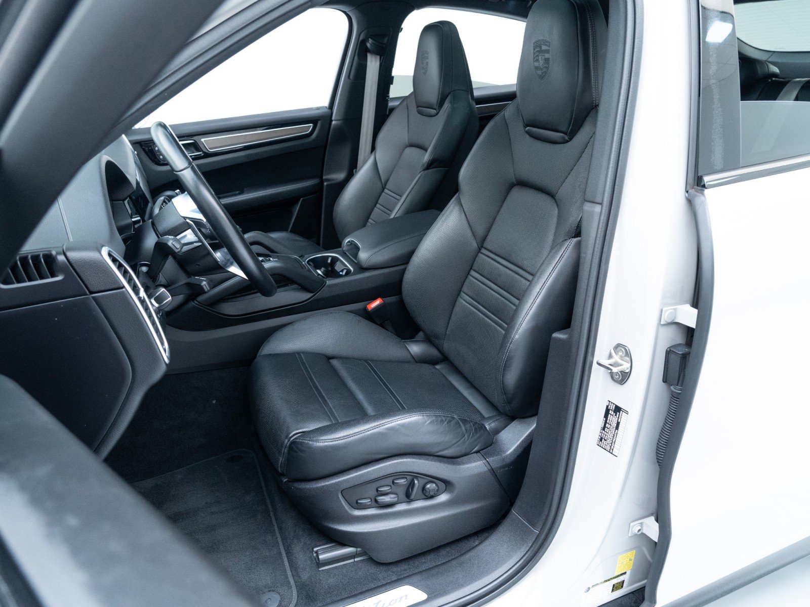 Certified 2022 Porsche Cayenne Platinum Edition image 5