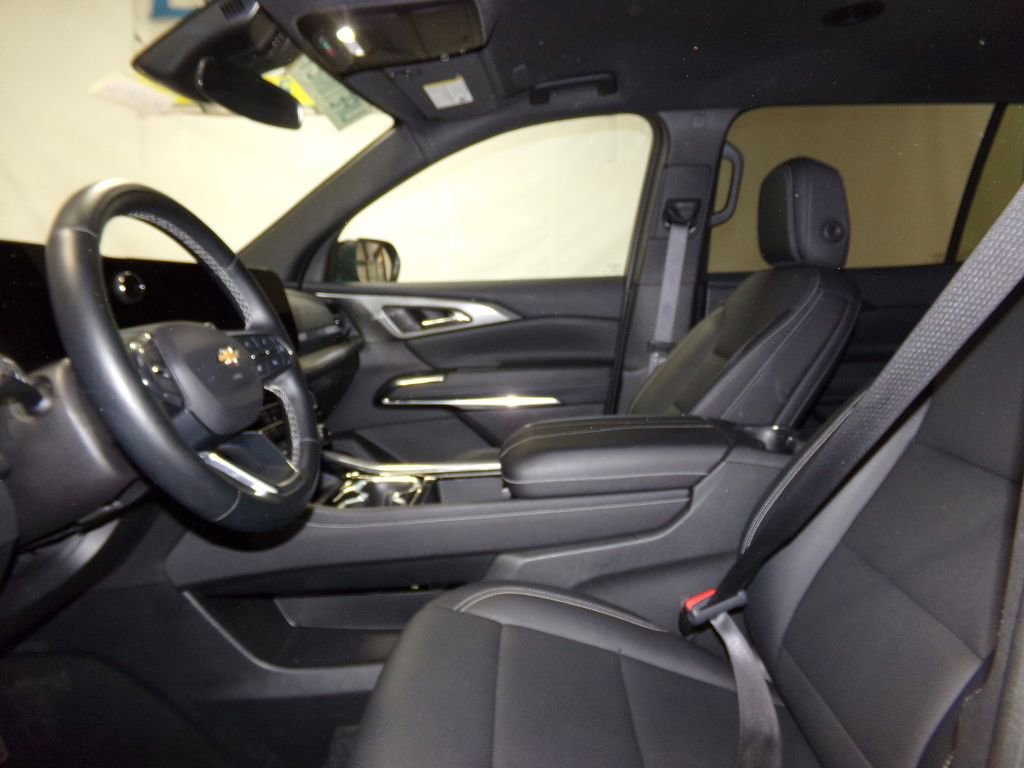 Used 2025 Chevrolet Traverse LT image 17