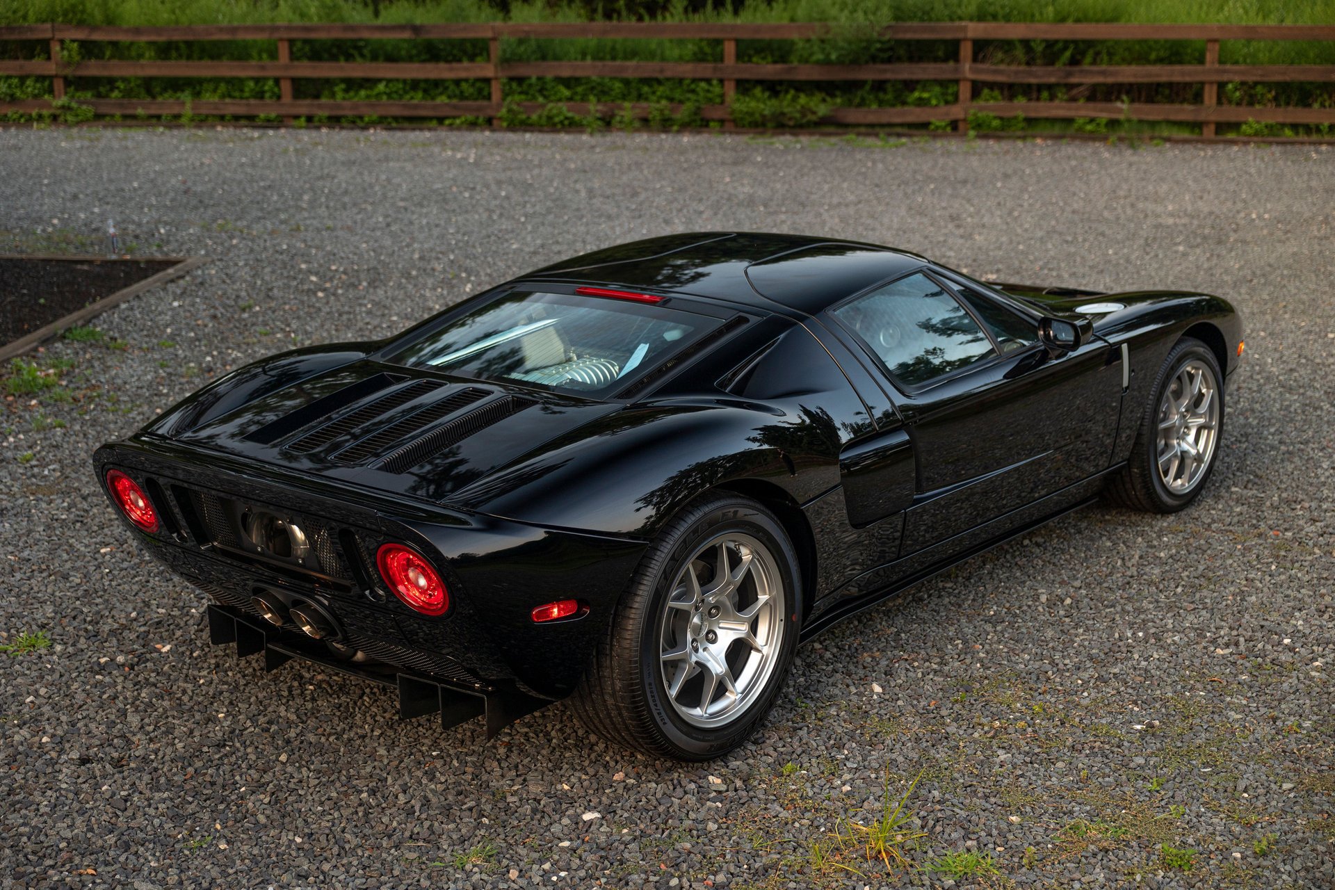 Used 2006 Ford GT RWD image 12