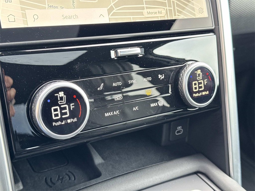 Certified 2025 Land Rover Discovery Dynamic SE image 24