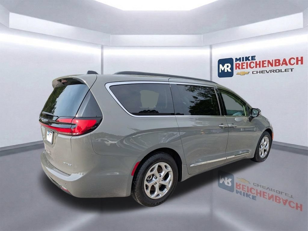 Used 2023 Chrysler Pacifica Limited FWD image 4
