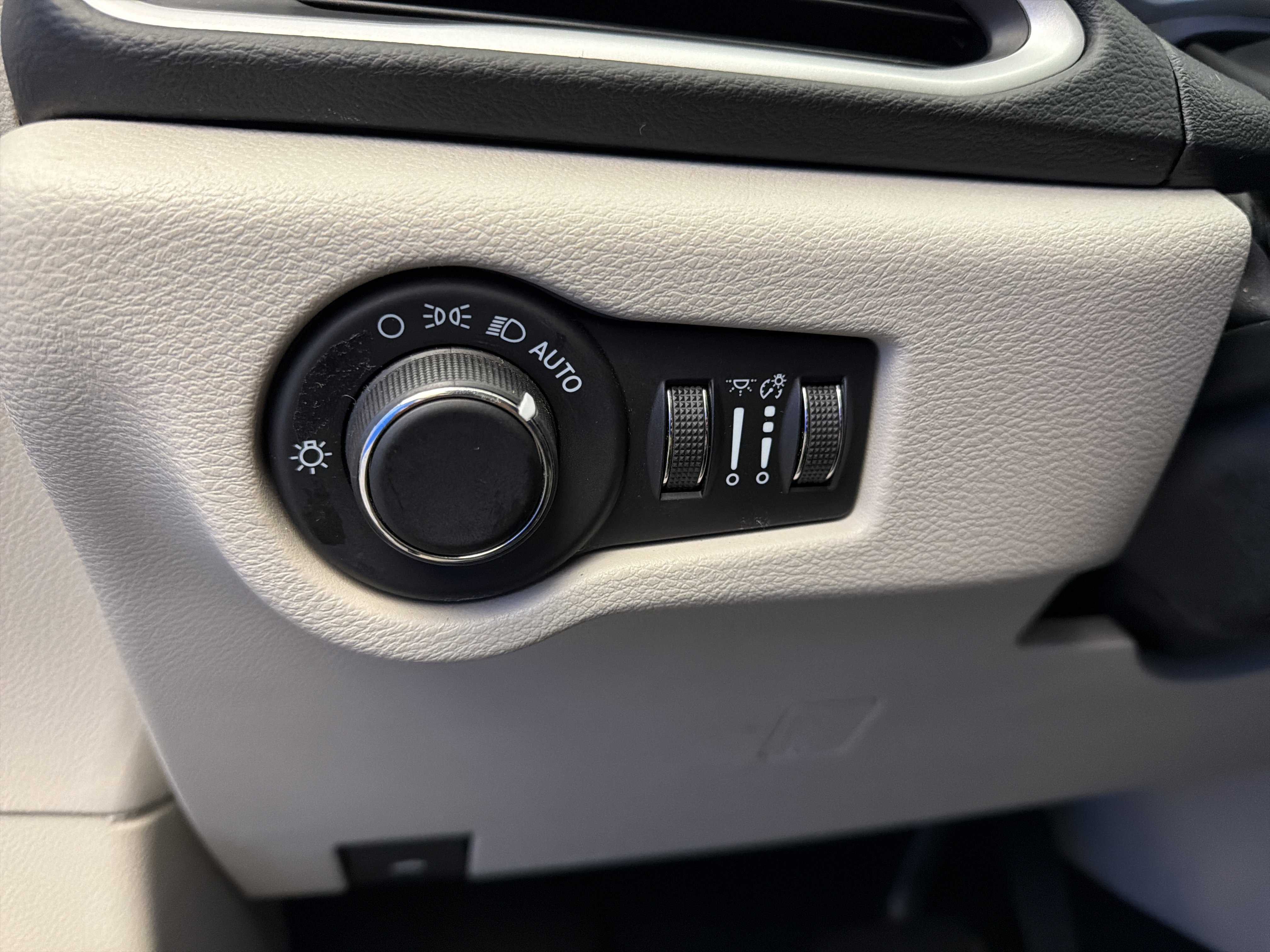 Used 2023 Chrysler Voyager LX image 15