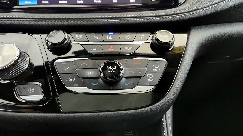 Used 2023 Chrysler Pacifica Limited w/ Uconnect Theater Family Group AWD/4WD image 32