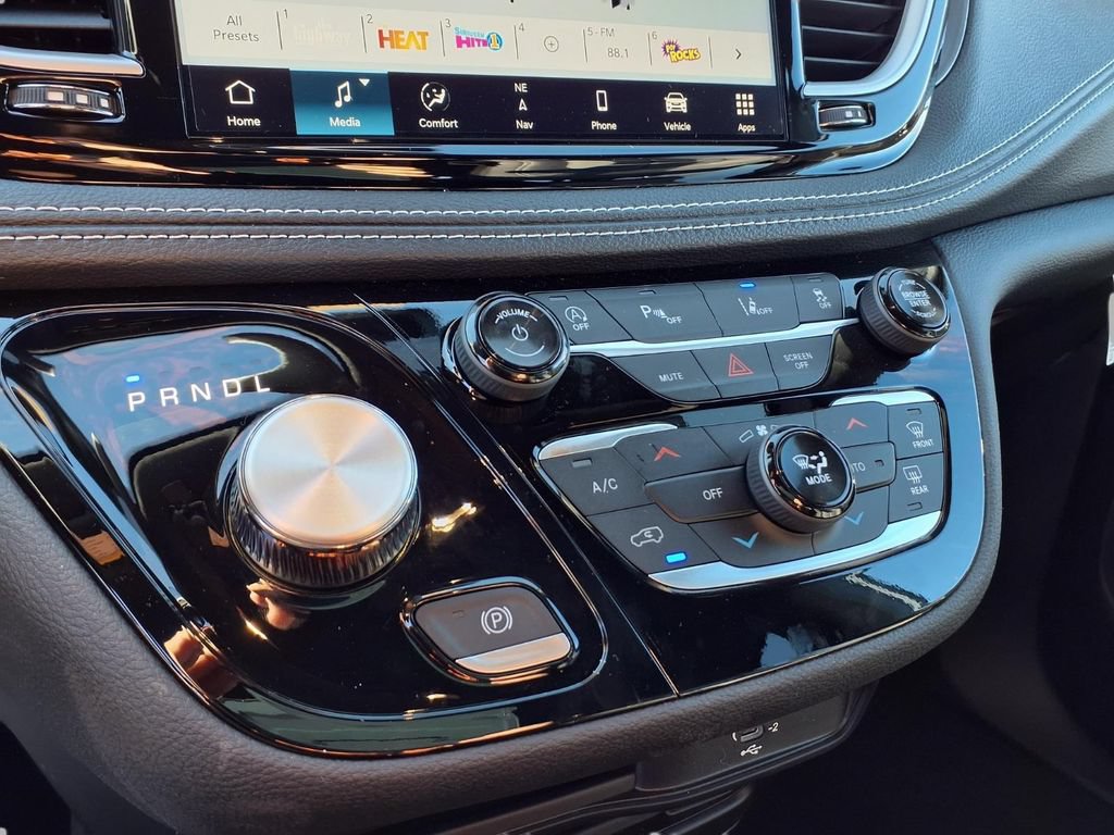 New 2026 Chrysler Pacifica Select FWD image 7