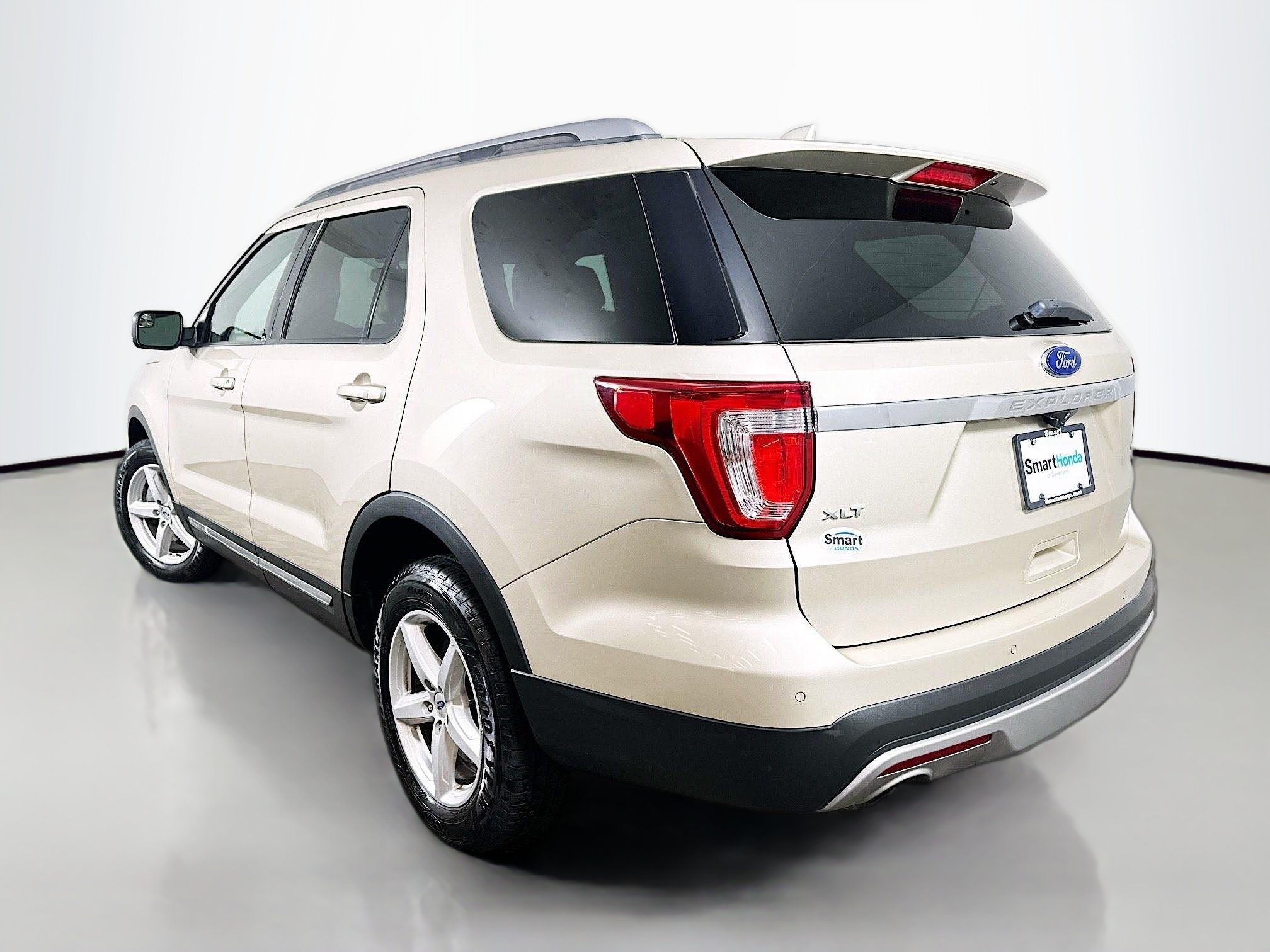 Used 2017 Ford Explorer XLT w/ Equipment Group 202A AWD/4WD image 5