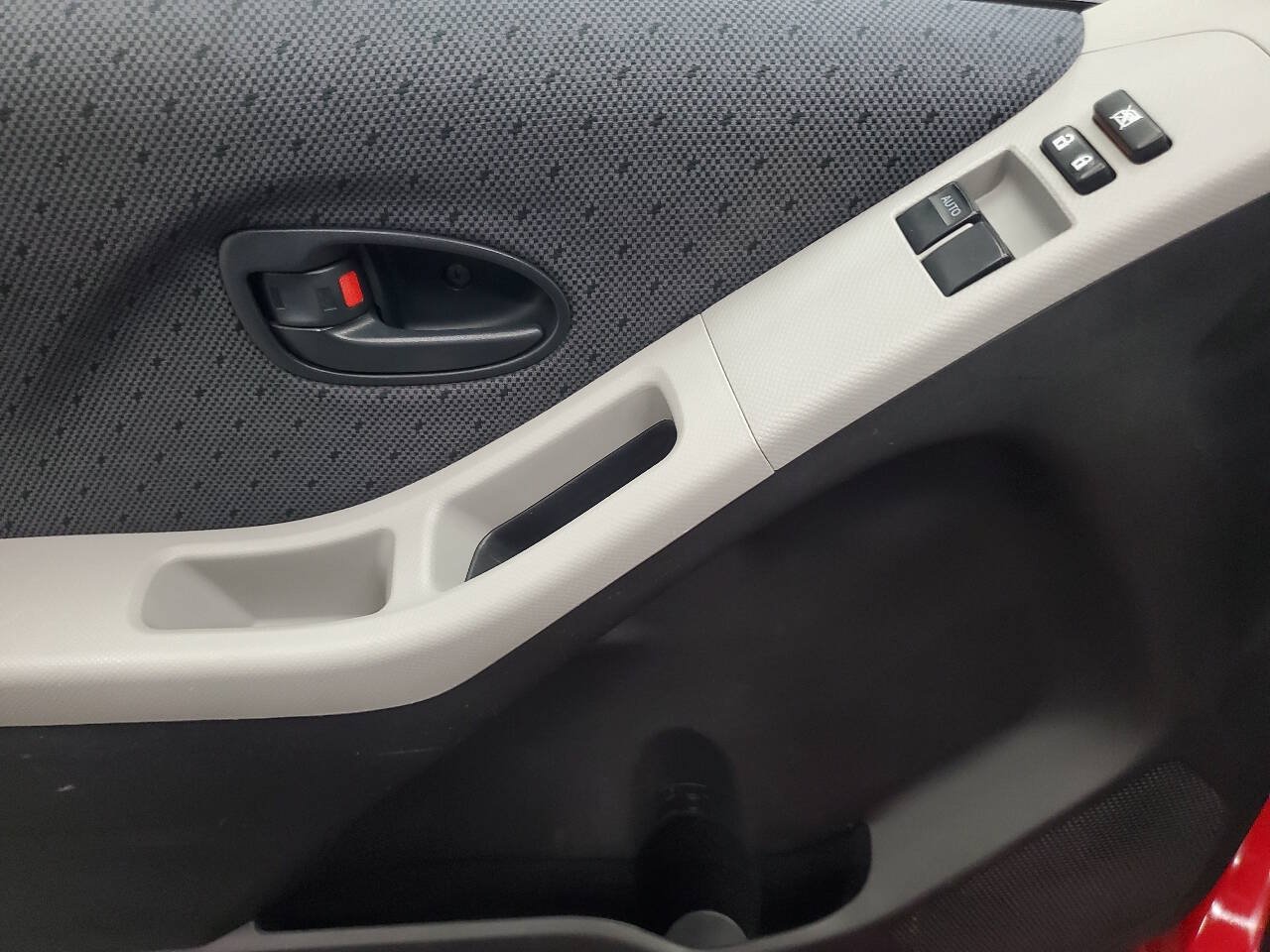 Used 2010 Toyota Yaris 2-Door Hatchback FWD image 10