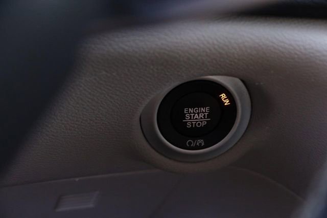 Used 2023 Chrysler Pacifica Touring-L image 16