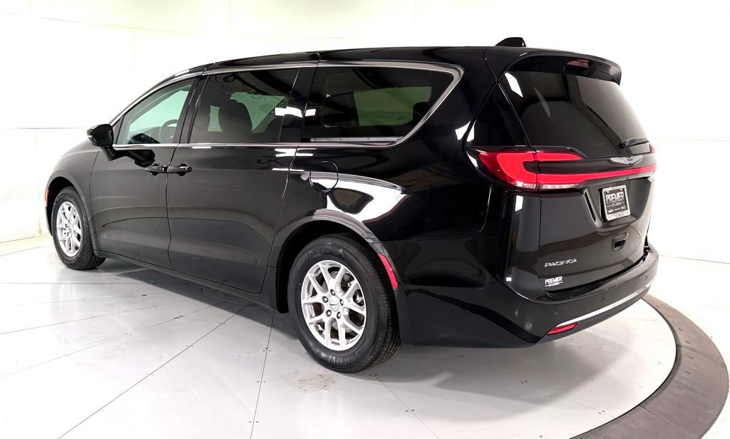 Used 2024 Chrysler Pacifica Touring-L FWD image 6