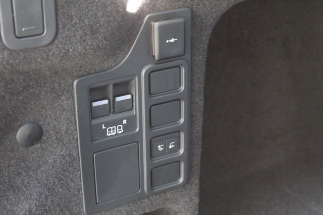 Used 2025 Land Rover Discovery Dynamic SE image 26