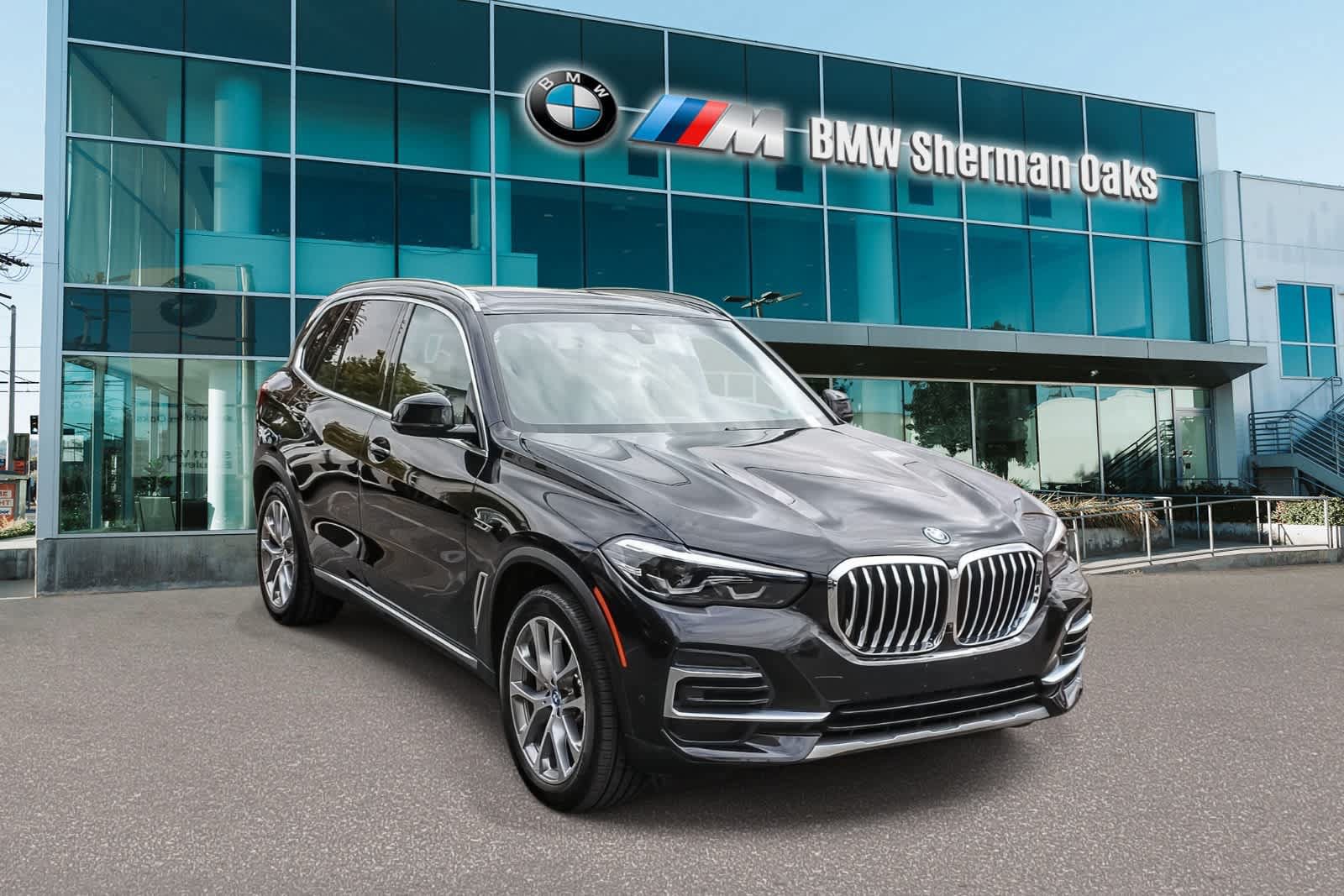 Certified 2023 BMW X5 xDrive45e w/ Parking Assistance Package AWD/4WD image 3