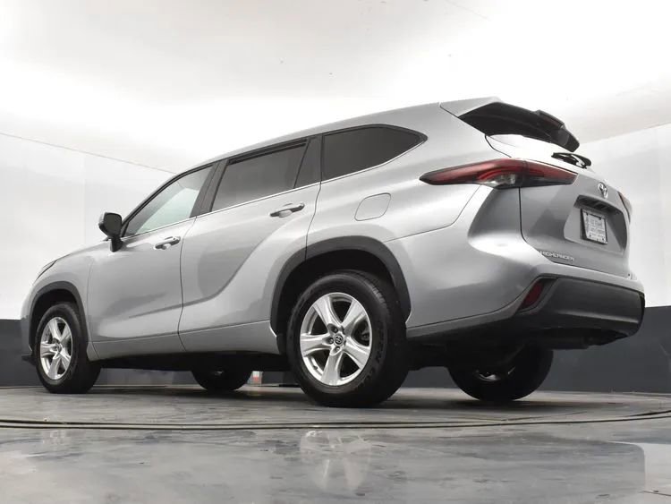 Used 2025 Toyota Highlander LE FWD image 12