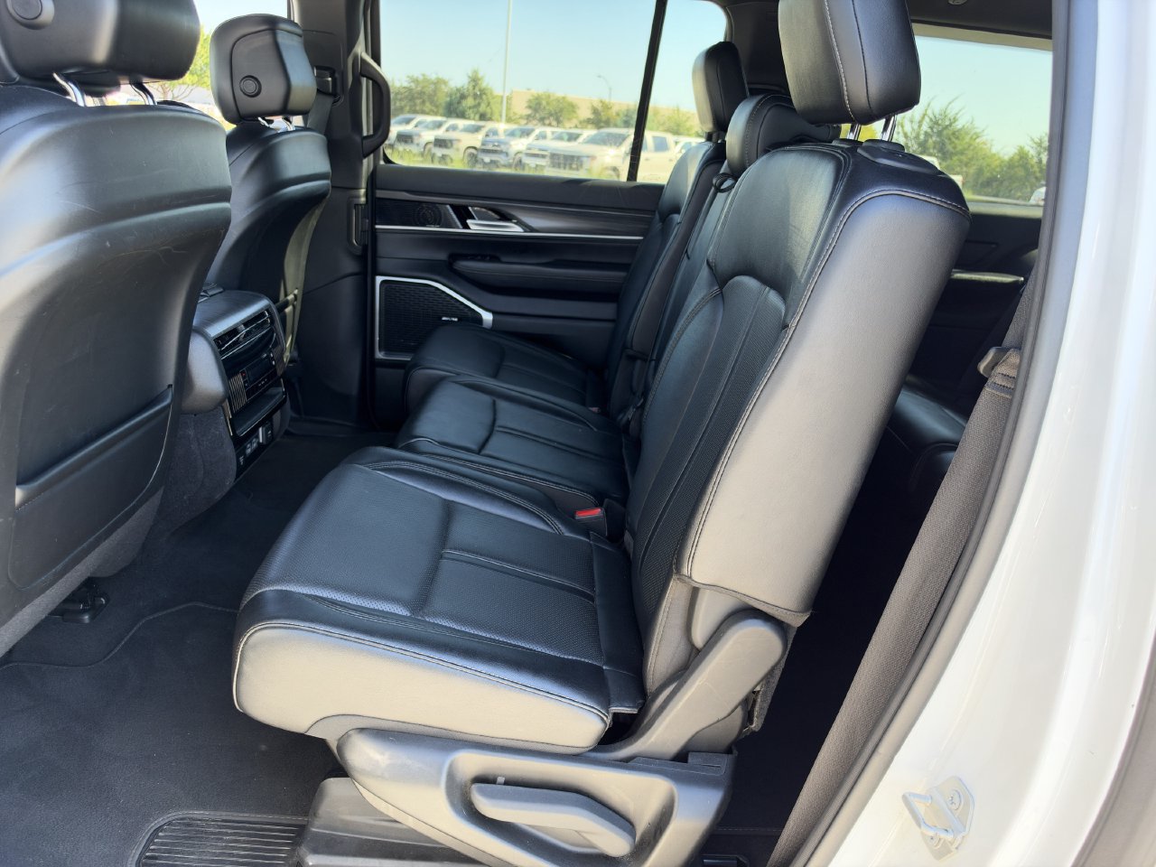Used 2024 Jeep Wagoneer L Series II AWD/4WD image 25