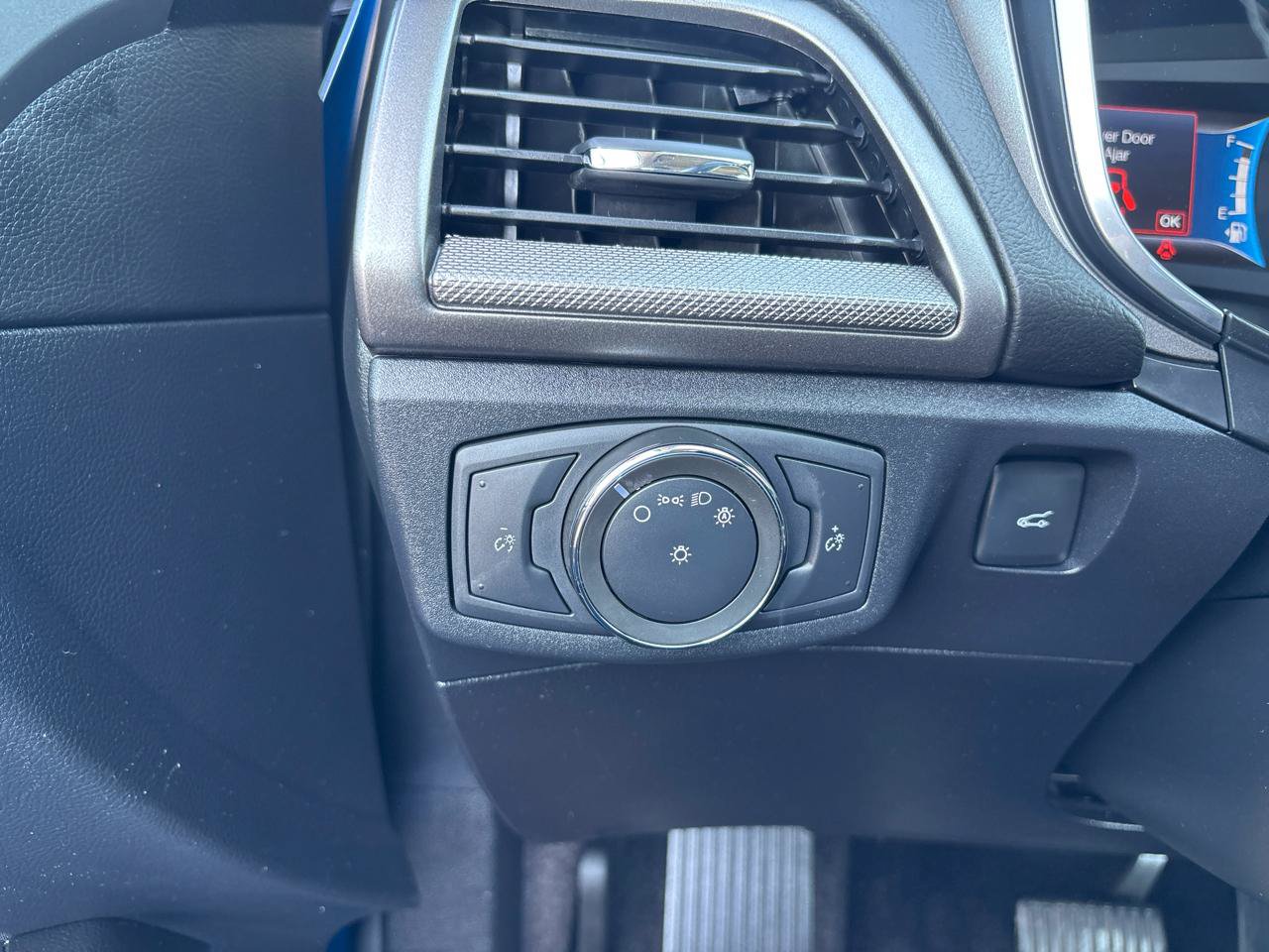 Used 2020 Ford Fusion SE FWD image 12