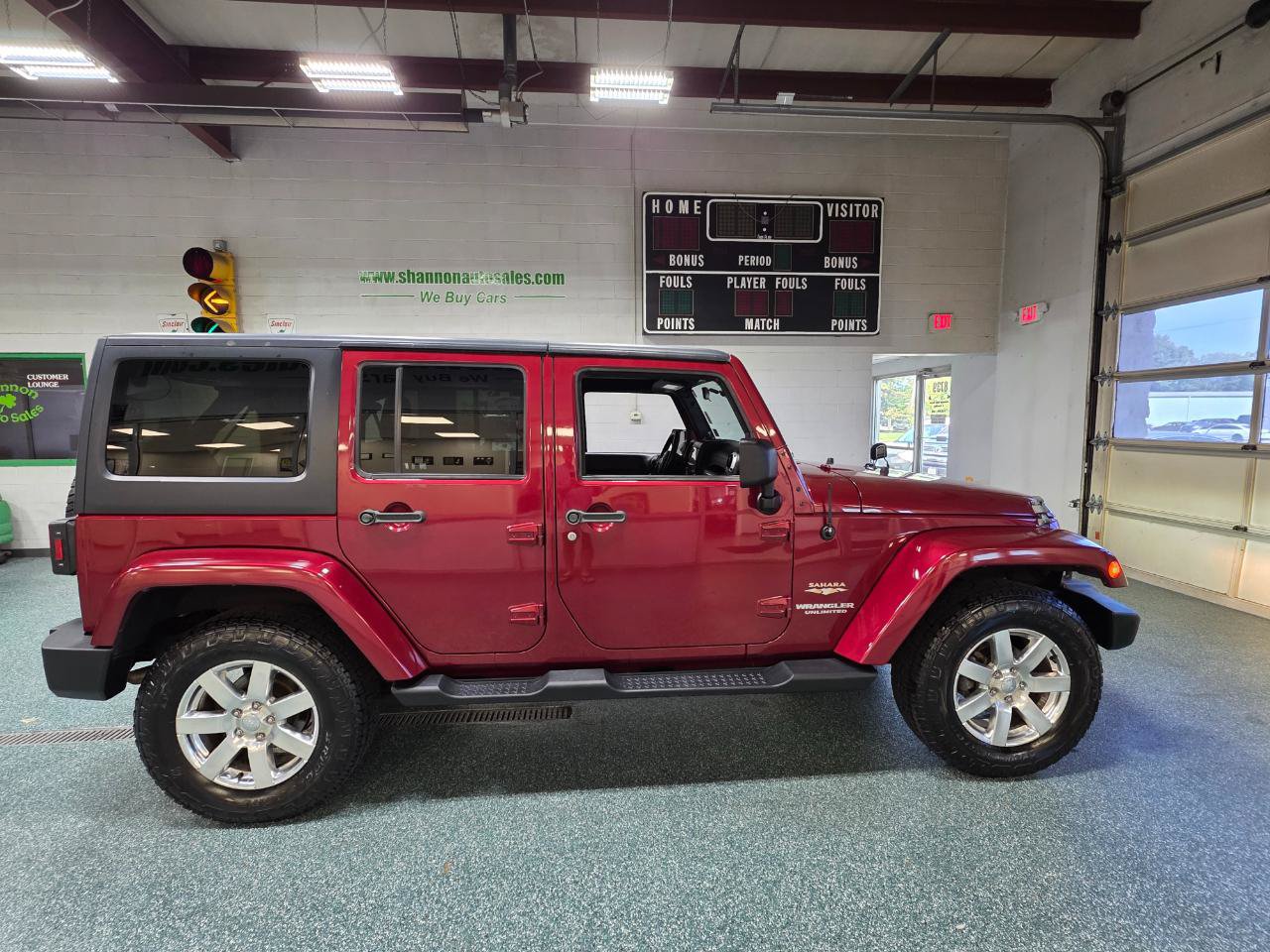 Used 2012 Jeep Wrangler Unlimited Sahara w/ Max Tow Pkg AWD/4WD image 5