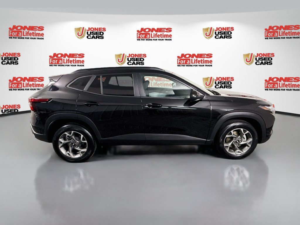 Used 2025 Chevrolet Trax LT w/ Sunroof Package FWD image 16
