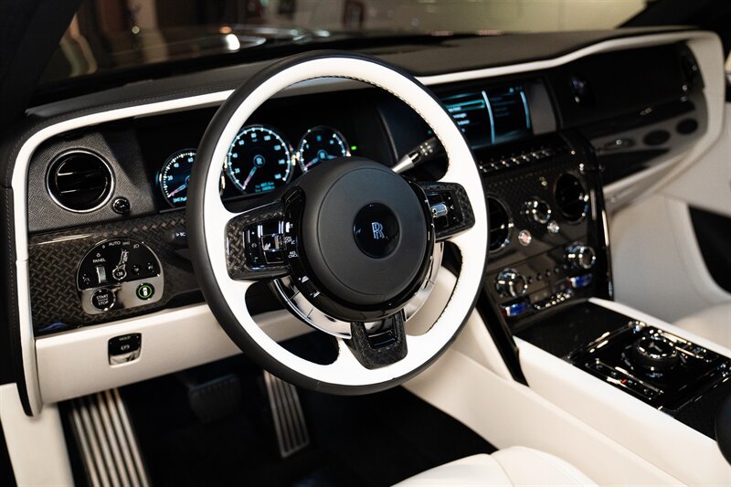 Used 2023 Rolls-Royce Cullinan Black Badge w/ Dark Exterior Package AWD/4WD image 23