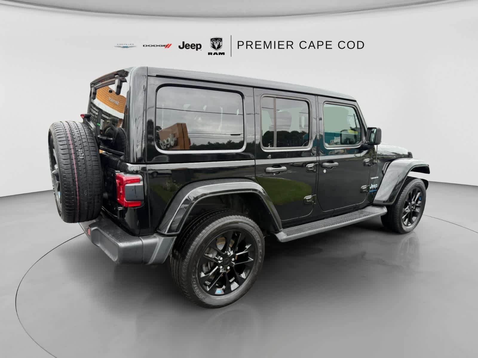 Used 2023 Jeep Wrangler Unlimited Sahara w/ Cold Weather Group AWD/4WD image 14