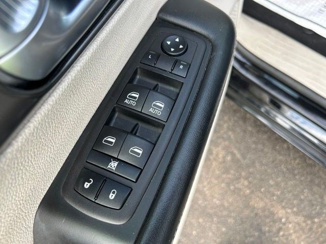 Used 2024 Chrysler Pacifica Limited FWD image 11