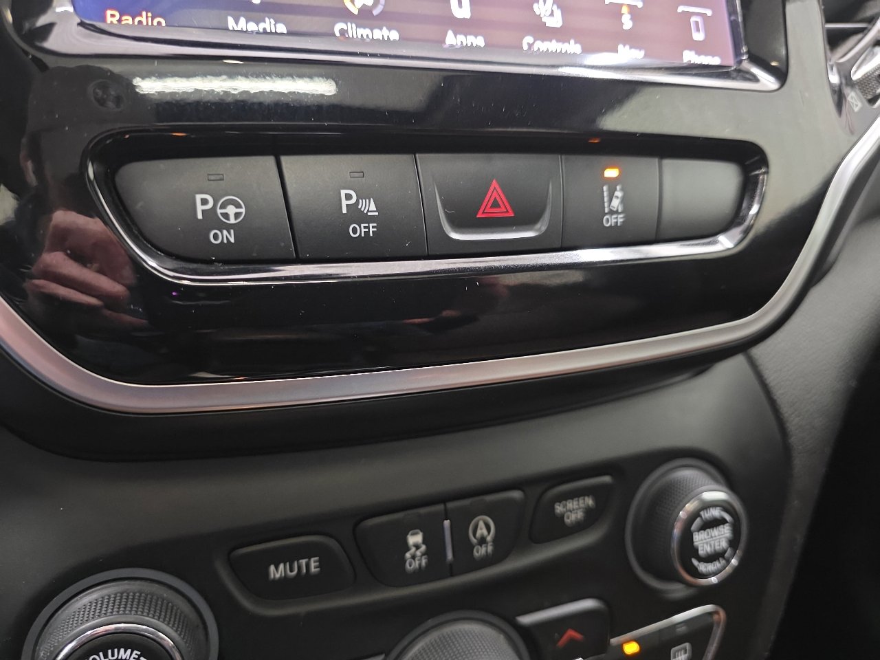 Used 2019 Jeep Cherokee Overland w/ Technology Group image 56