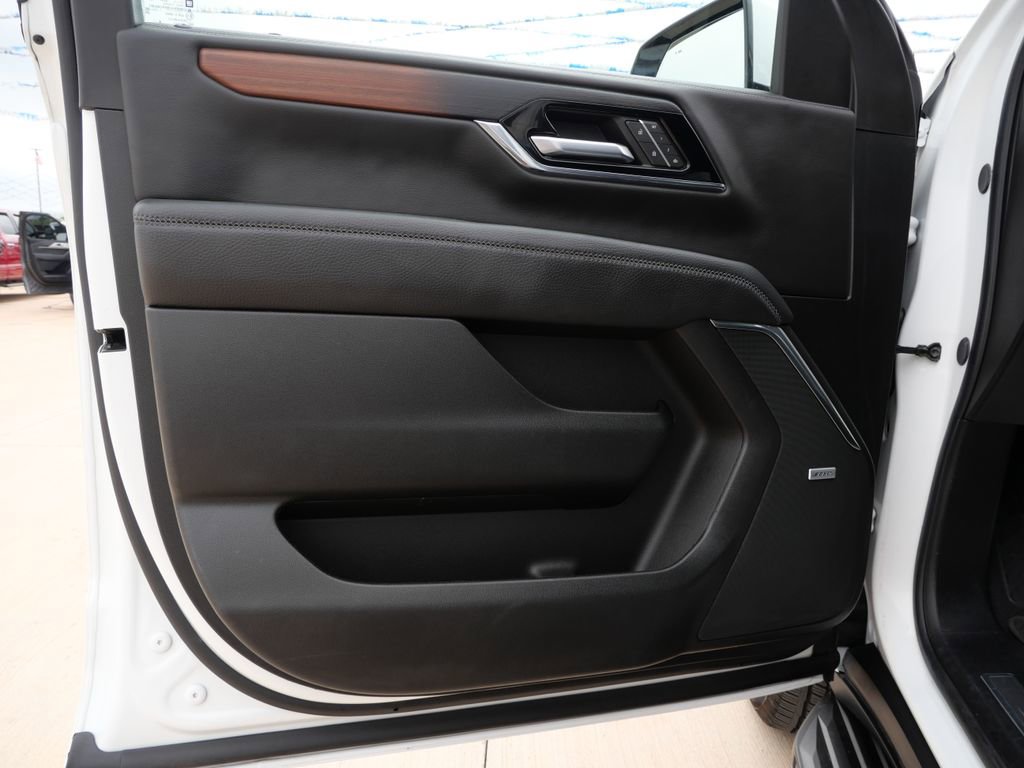 Used 2025 GMC Yukon Denali AWD/4WD image 18