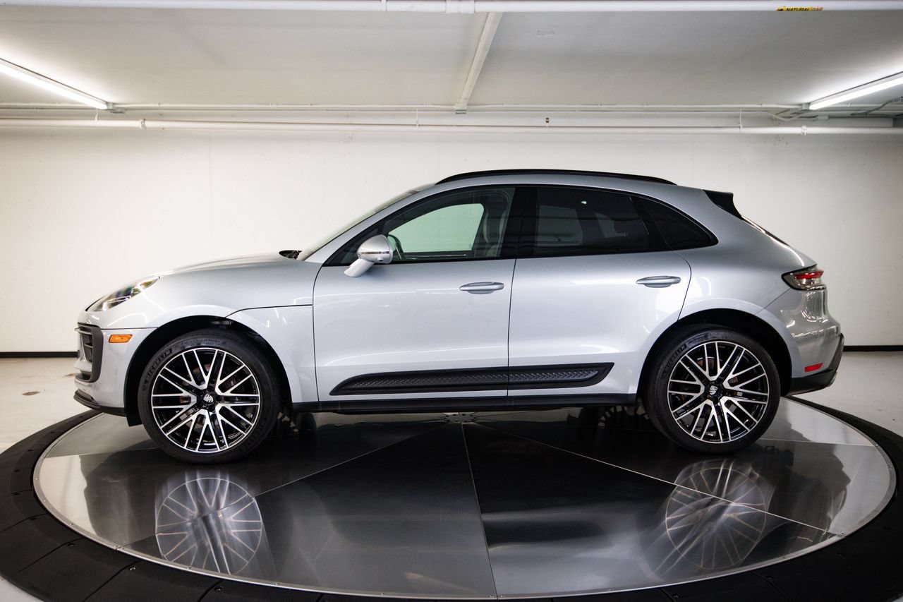 Certified 2024 Porsche Macan AWD/4WD image 2