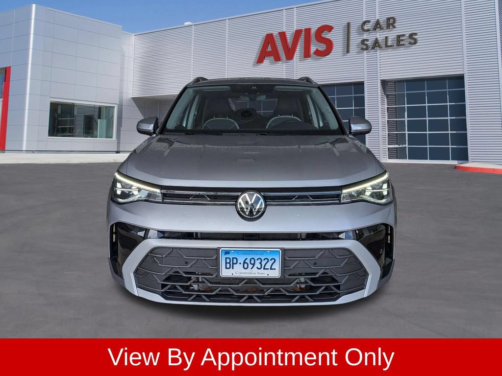 Used 2025 Volkswagen Taos SE AWD/4WD image 2
