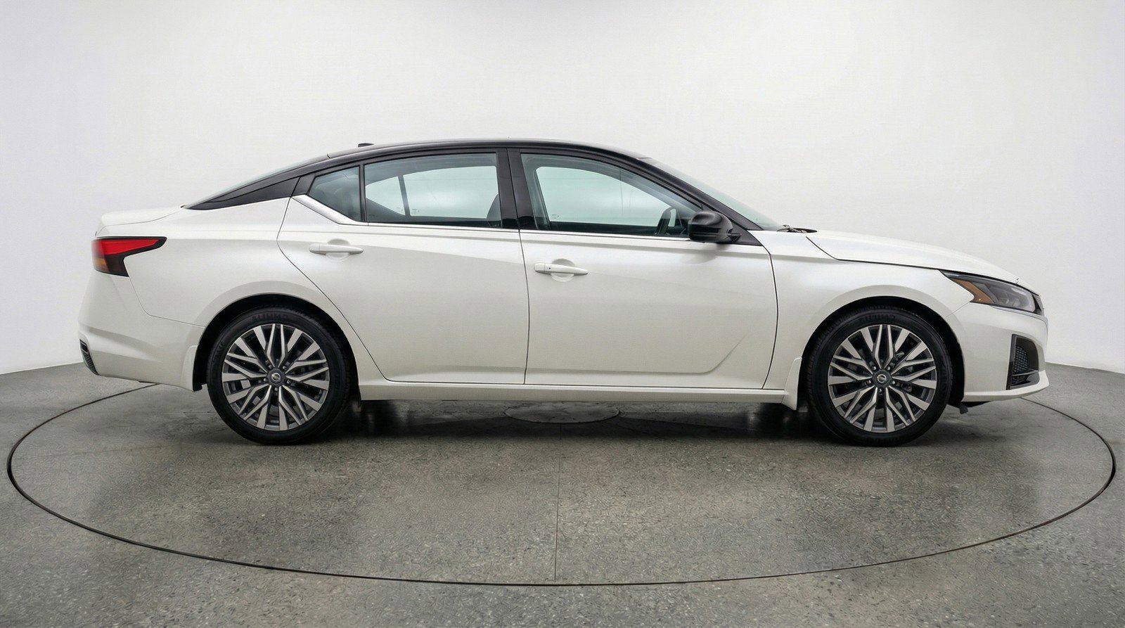 Used 2025 Nissan Altima 2.5 SV FWD image 11