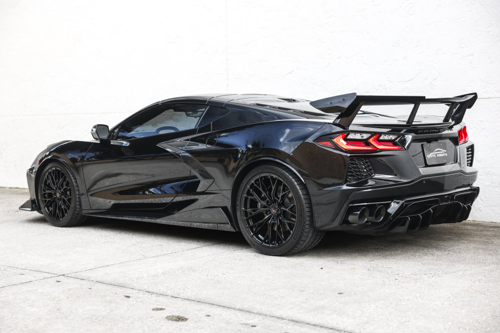 Used 2025 Chevrolet Corvette Stingray Preferred Cpe RWD image 17