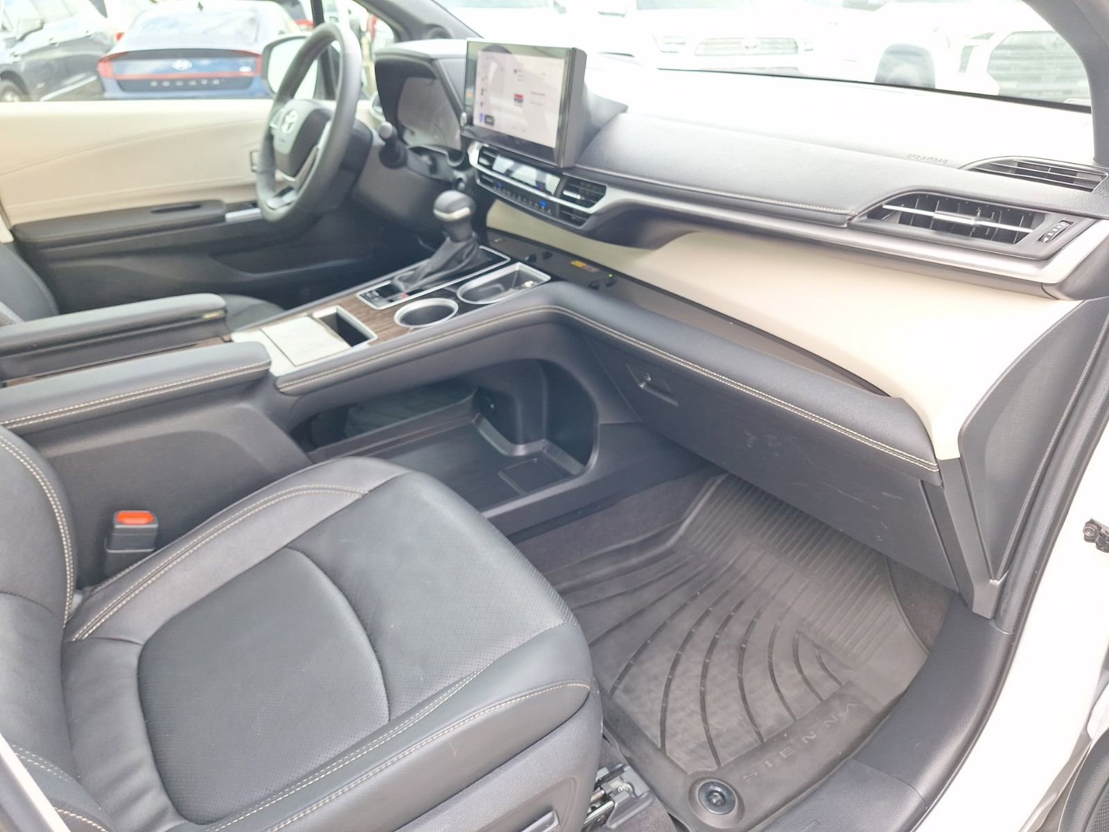 Used 2025 Toyota Sienna Platinum AWD/4WD image 32