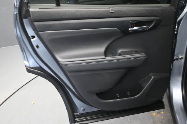 Used 2024 Toyota Highlander XLE AWD/4WD image 17