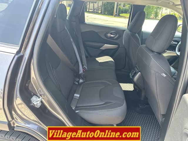 Used 2017 Jeep Cherokee Latitude w/ Comfort/Convenience Group AWD/4WD image 35