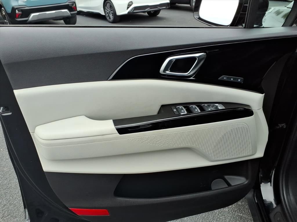 Certified 2022 Kia Carnival SX image 10