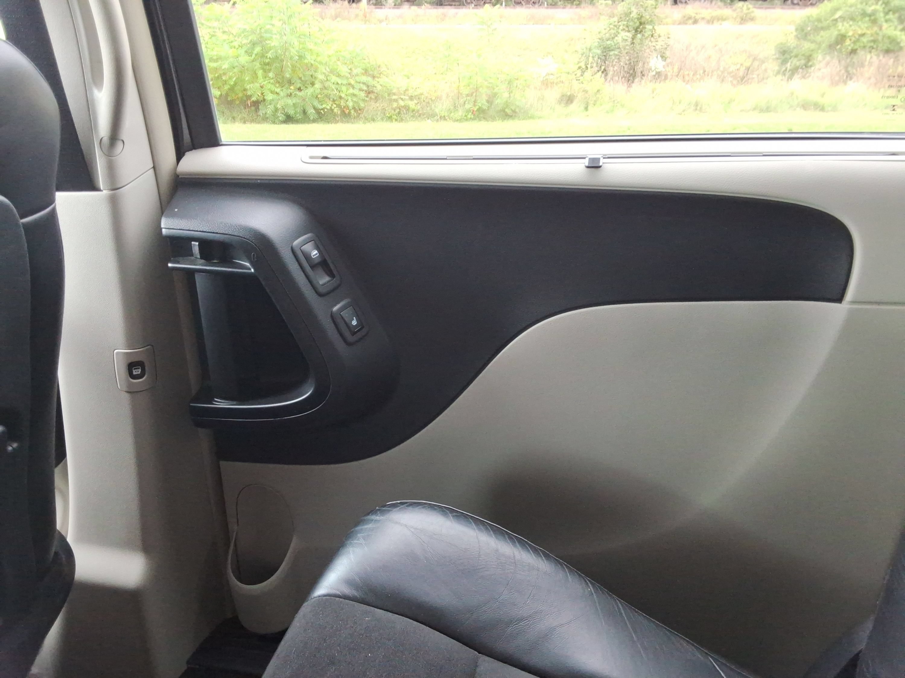 Used 2014 Chrysler Town & Country Touring-L FWD image 24