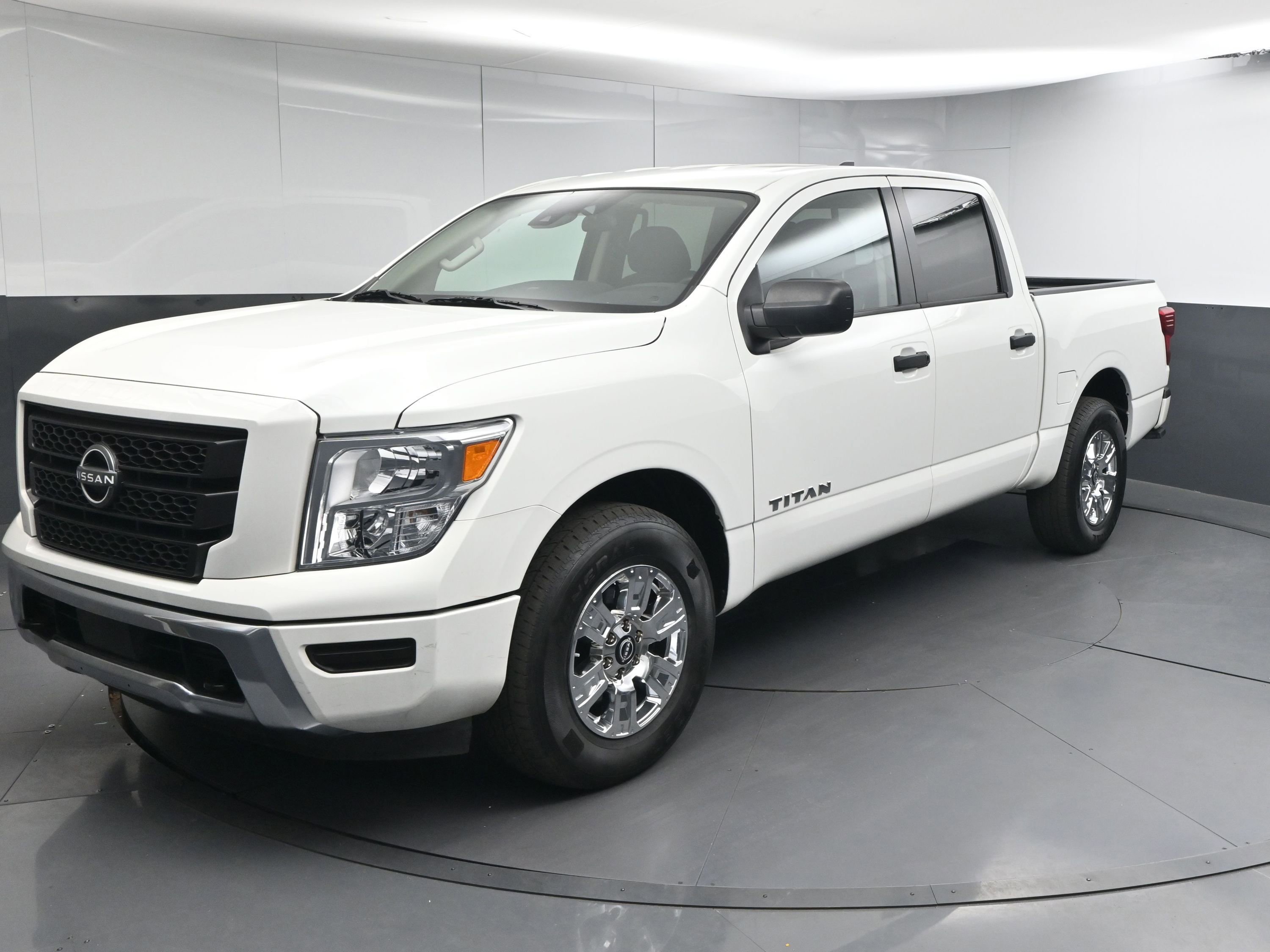 Used 2024 Nissan Titan SV w/ Accessory Utility Package image 4