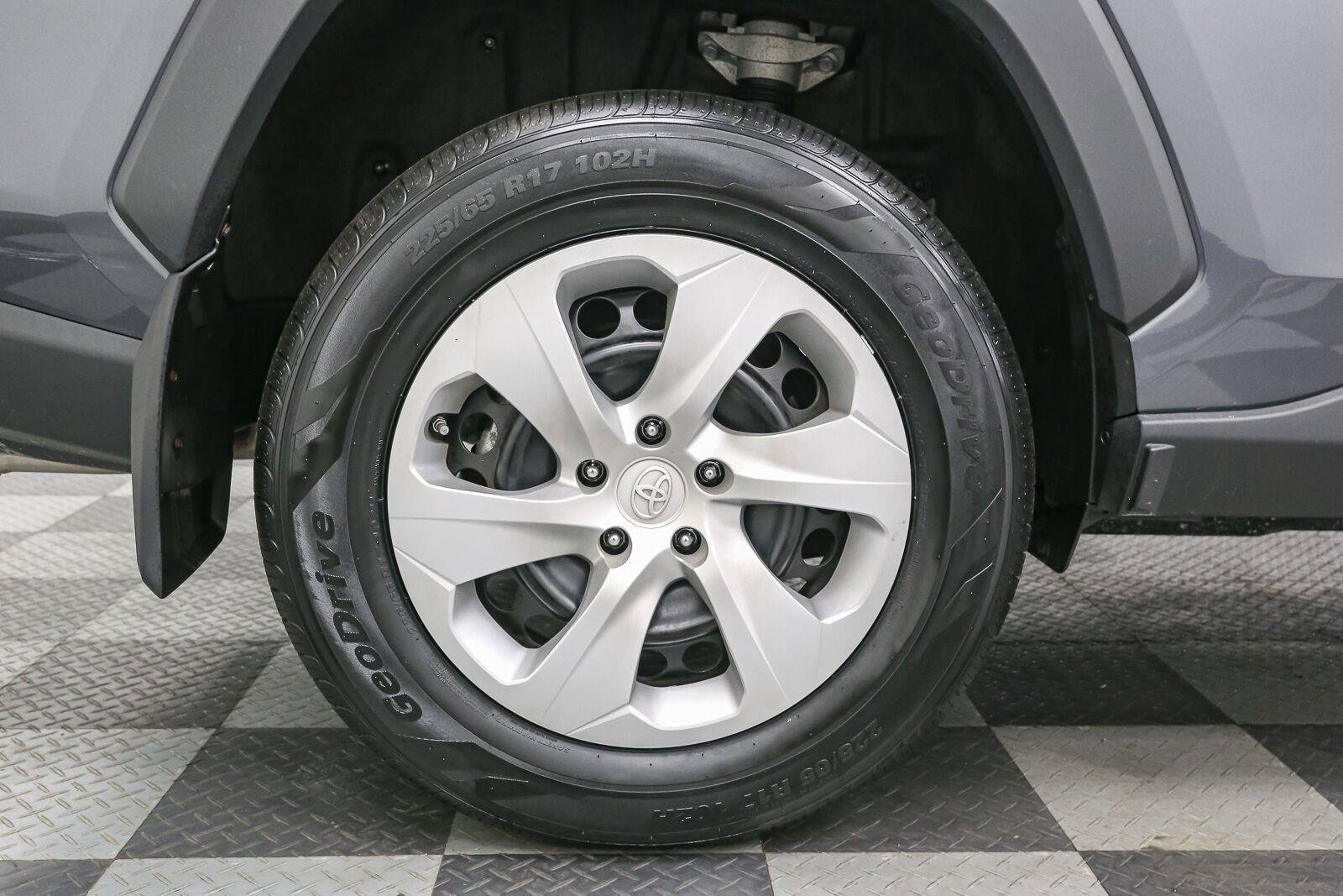Certified 2023 Toyota RAV4 LE AWD/4WD image 18