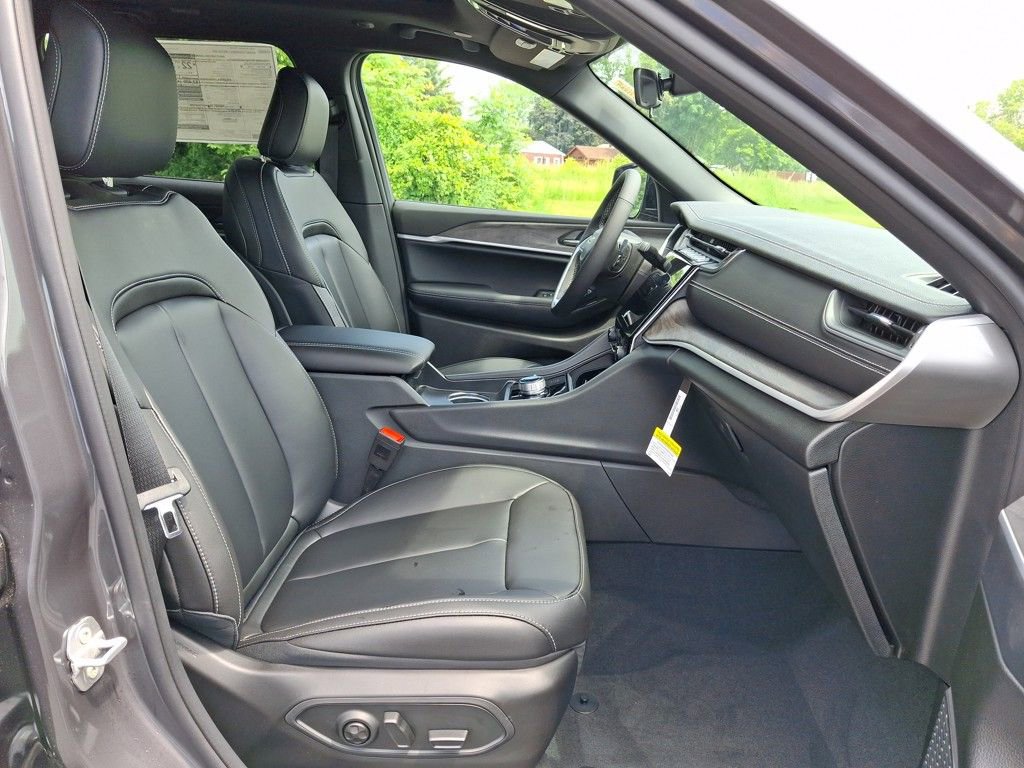 New 2025 Jeep Grand Cherokee Limited w/ Black Appearance Package image 12