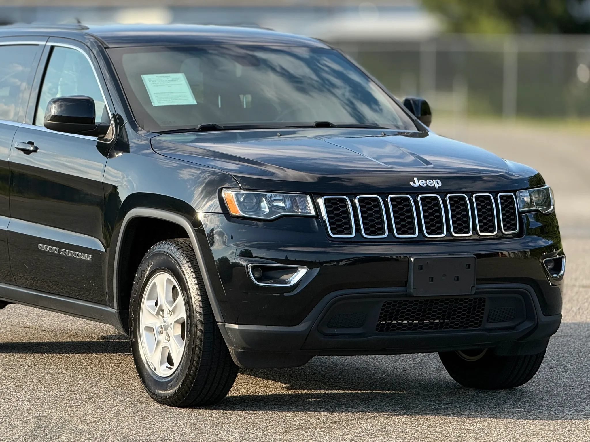 Used 2017 Jeep Grand Cherokee Laredo AWD/4WD image 15