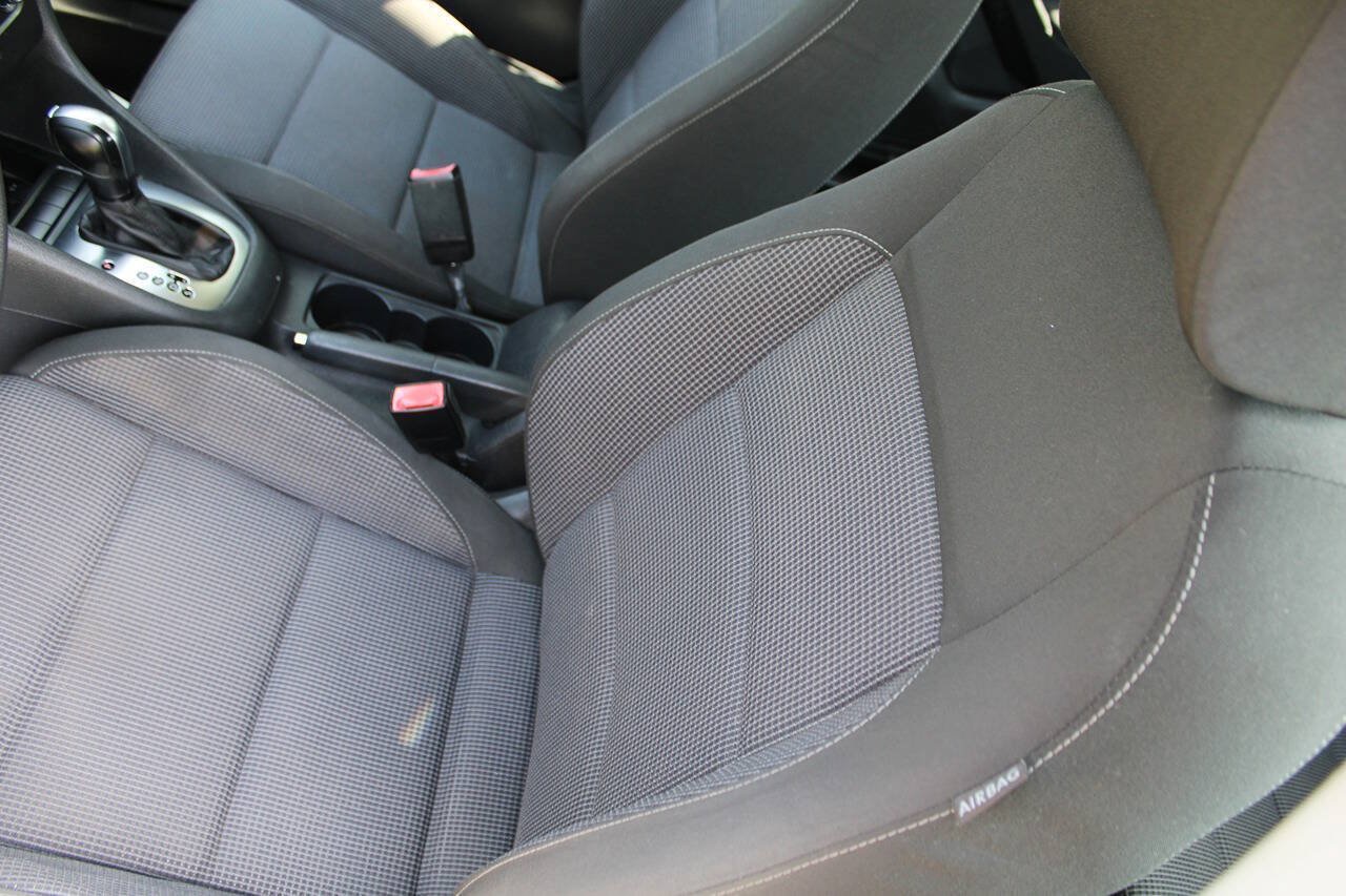 Used 2011 Volkswagen Golf 4-Door FWD image 16