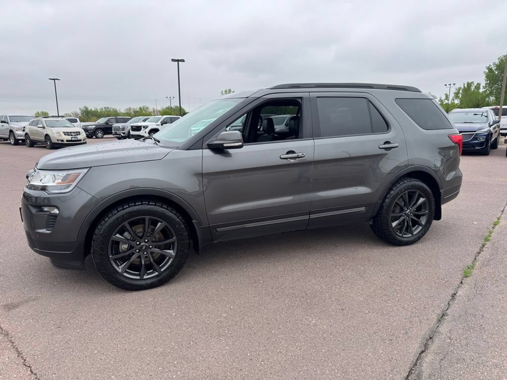 Used 2018 Ford Explorer XLT w/ Equipment Group 202A AWD/4WD image 13