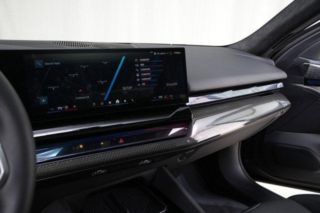 Used 2025 BMW M5 w/ Executive Package image 40