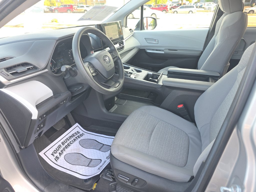 Certified 2025 Toyota Sienna LE FWD image 8