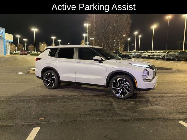 Used 2023 Mitsubishi Outlander SE image 3