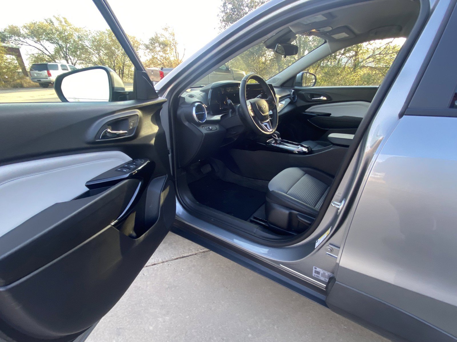 Used 2025 Chevrolet Trax LT w/ LT Convenience Package FWD image 14