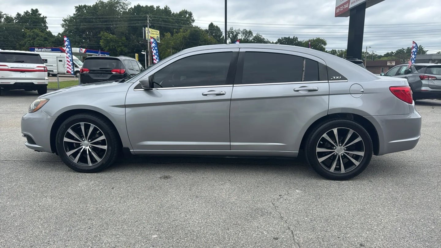 Used 2013 Chrysler 200 Touring w/ S Exterior Appearance Pkg FWD image 2