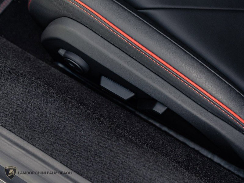 Used 2025 Lamborghini Revuelto image 28