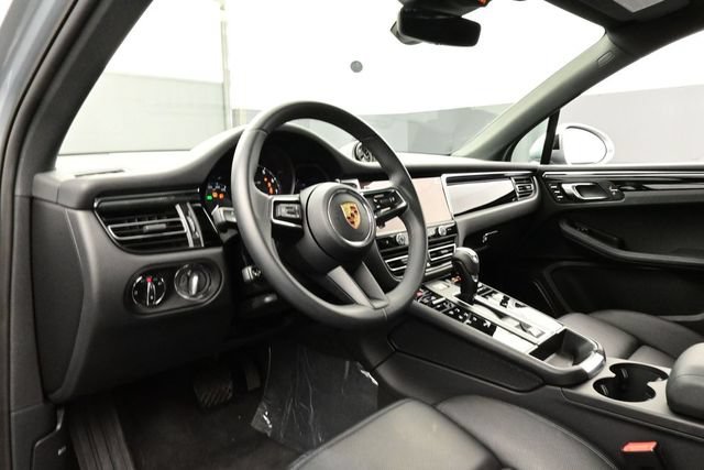 Certified 2025 Porsche Macan AWD/4WD image 4