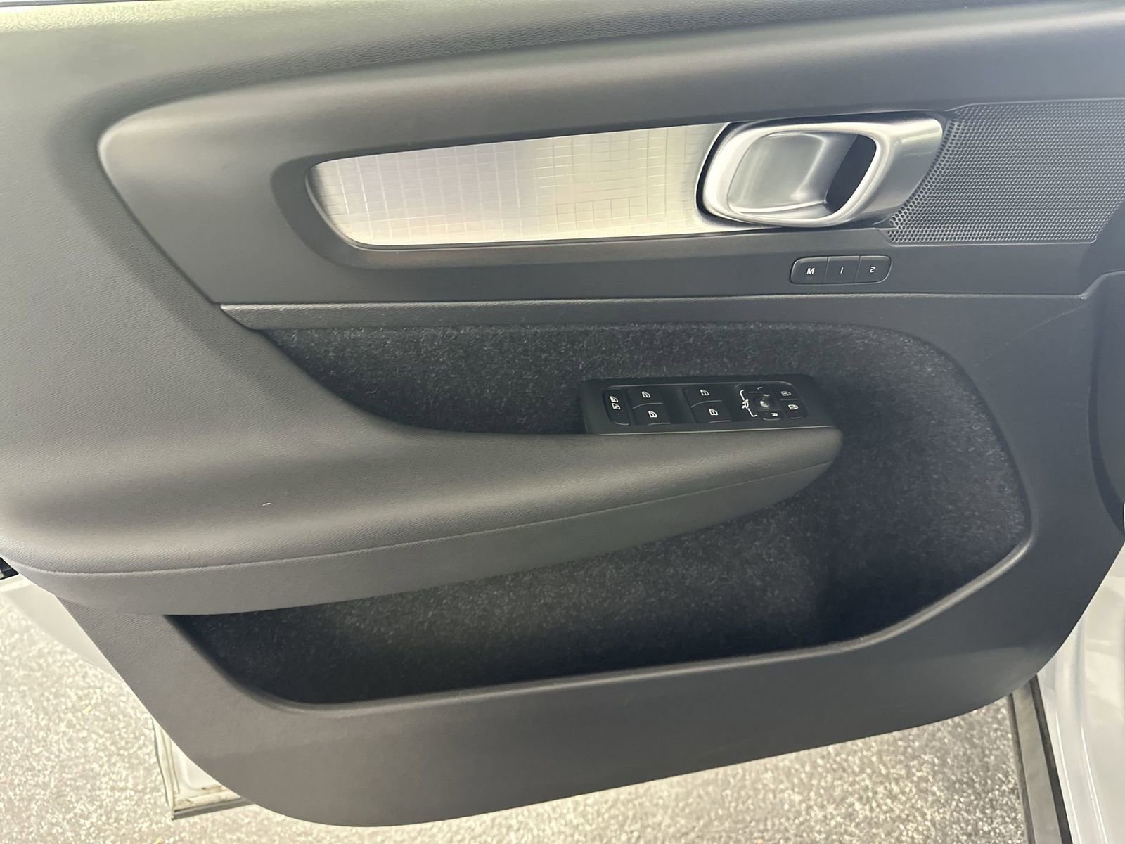 Used 2021 Volvo XC40 T4 Momentum w/ Protection Package Premier image 33