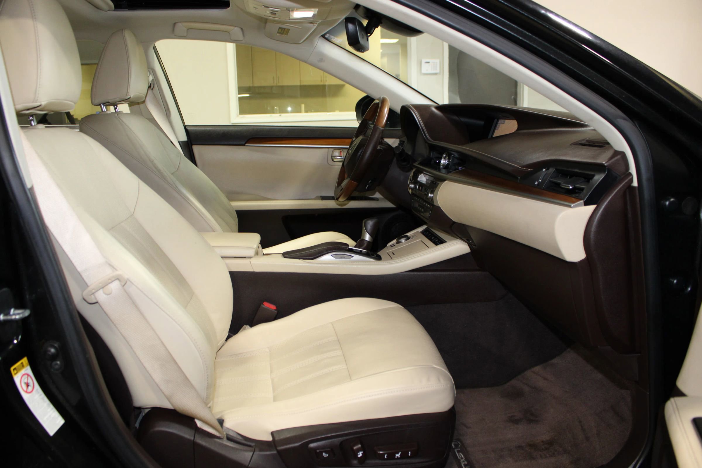 Used 2016 Lexus ES 300h w/ Luxury Package w/Wood Trim FWD image 29