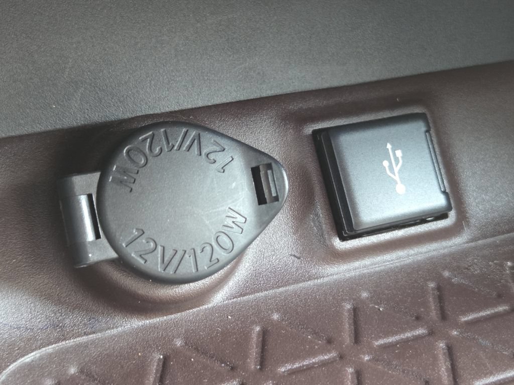 Used 2022 Toyota RAV4 Limited AWD/4WD image 6