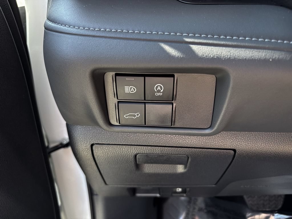 Used 2025 Toyota Highlander LE FWD image 32